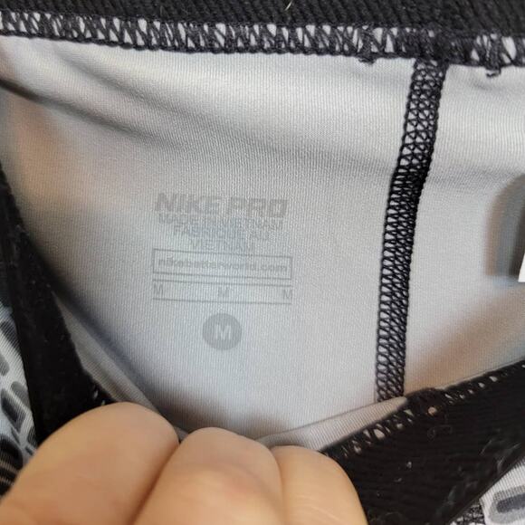 Nike Pro Leggings Cropped Women's Size Medium Black and White print - Picture 3 of 5